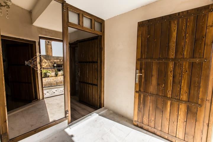mardin-gunluk-ev-konforunda-otantik-odalar-veranda