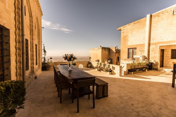eski-mardin-manzarali-butik-konaklama